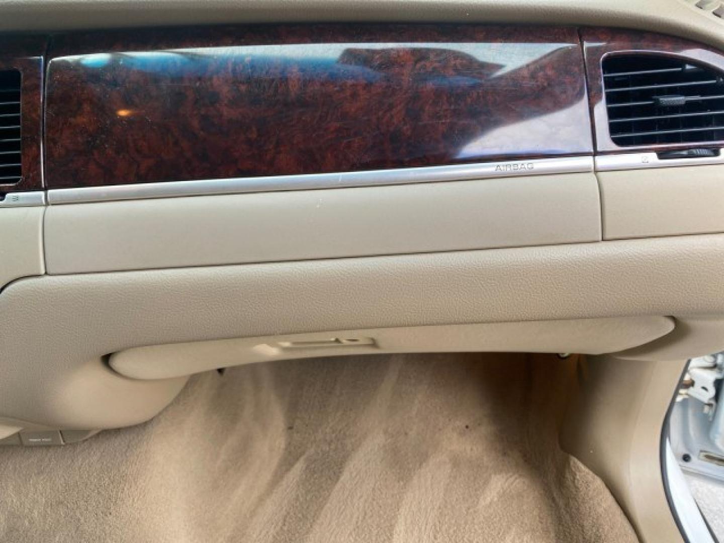 2011 Vibrant White /Light Camel Lincoln Town Car Signature Limited 1 OWNER (2LNBL8CVXBX) with an 4.6L SOHC EFI V8 FFV Engine engine, Automatic transmission, located at 4701 North Dixie Hwy, Pompano Beach, FL, 33064, (954) 422-2889, 26.240938, -80.123474 - OUR WEBPAGE FLORIDACARS1.COM HAS OVER 100 PHOTOS AND FREE CARFAX LINK 2011 Lincoln Town Car Signature Limited Sedan 4 DR 4.6L V8 F SOHC 16V Flex Fuel 24 MPG Rear Wheel Drive Features ABS Brakes Air Conditioning Alloy Wheels AM/FM Stereo Automatic Transmission CD Audio Cruise Control Flex Fuel Vehicl- Photo#75