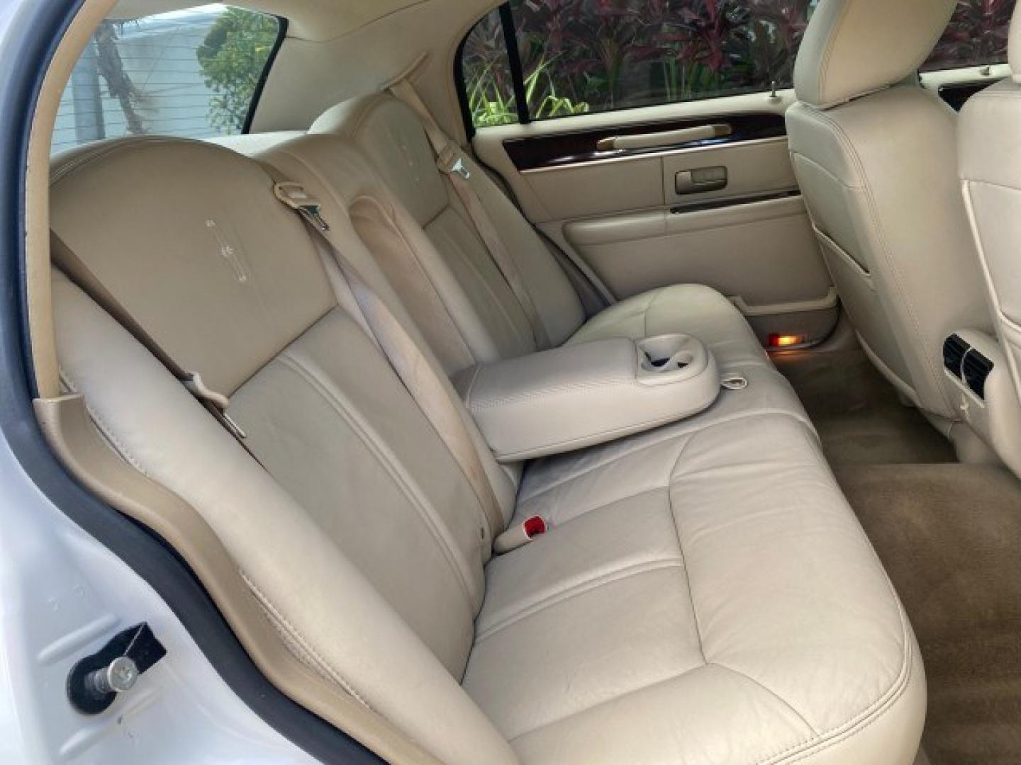 2011 Vibrant White /Light Camel Lincoln Town Car Signature Limited 1 OWNER (2LNBL8CVXBX) with an 4.6L SOHC EFI V8 FFV Engine engine, Automatic transmission, located at 4701 North Dixie Hwy, Pompano Beach, FL, 33064, (954) 422-2889, 26.240938, -80.123474 - OUR WEBPAGE FLORIDACARS1.COM HAS OVER 100 PHOTOS AND FREE CARFAX LINK 2011 Lincoln Town Car Signature Limited Sedan 4 DR 4.6L V8 F SOHC 16V Flex Fuel 24 MPG Rear Wheel Drive Features ABS Brakes Air Conditioning Alloy Wheels AM/FM Stereo Automatic Transmission CD Audio Cruise Control Flex Fuel Vehicl- Photo#80