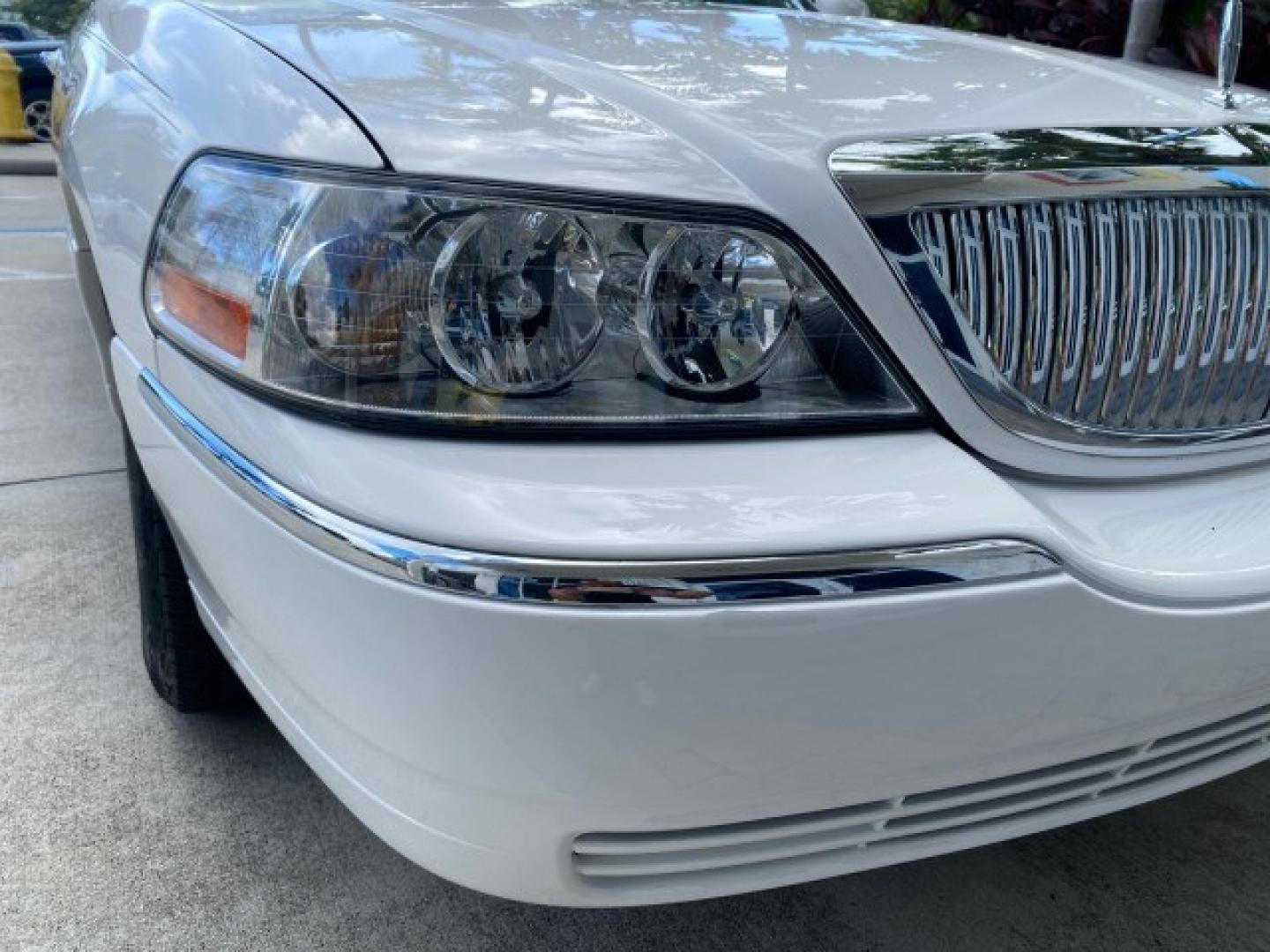 2011 Vibrant White /Light Camel Lincoln Town Car Signature Limited 1 OWNER (2LNBL8CVXBX) with an 4.6L SOHC EFI V8 FFV Engine engine, Automatic transmission, located at 4701 North Dixie Hwy, Pompano Beach, FL, 33064, (954) 422-2889, 26.240938, -80.123474 - OUR WEBPAGE FLORIDACARS1.COM HAS OVER 100 PHOTOS AND FREE CARFAX LINK 2011 Lincoln Town Car Signature Limited Sedan 4 DR 4.6L V8 F SOHC 16V Flex Fuel 24 MPG Rear Wheel Drive Features ABS Brakes Air Conditioning Alloy Wheels AM/FM Stereo Automatic Transmission CD Audio Cruise Control Flex Fuel Vehicl- Photo#86