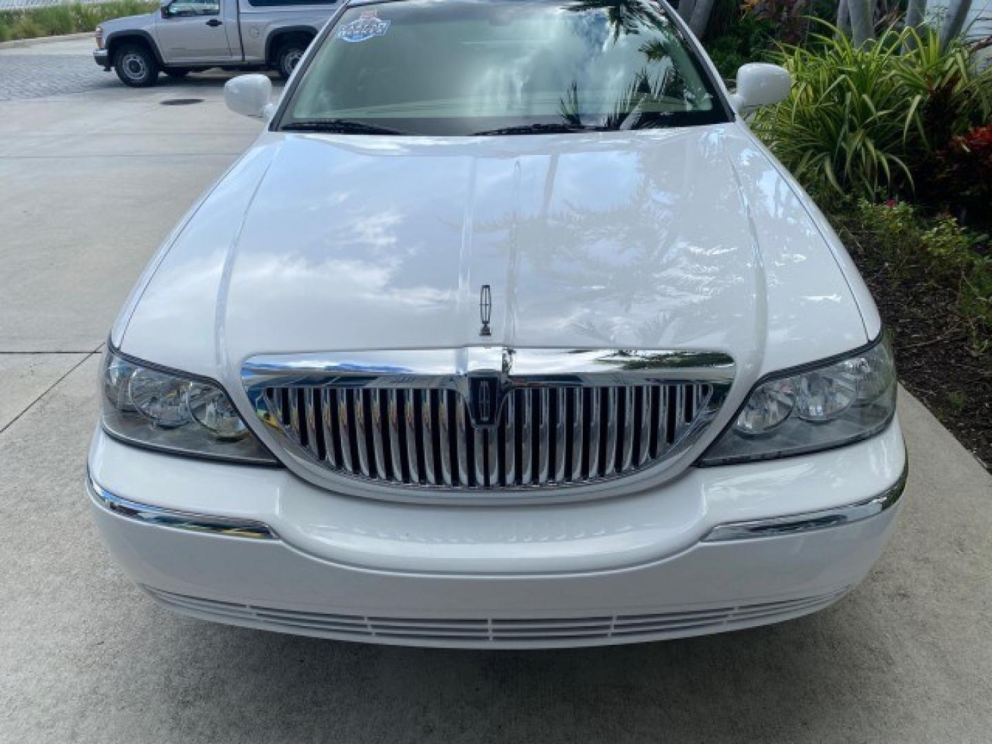 2011 Vibrant White /Light Camel Lincoln Town Car Signature Limited 1 OWNER (2LNBL8CVXBX) with an 4.6L SOHC EFI V8 FFV Engine engine, Automatic transmission, located at 4701 North Dixie Hwy, Pompano Beach, FL, 33064, (954) 422-2889, 26.240938, -80.123474 - OUR WEBPAGE FLORIDACARS1.COM HAS OVER 100 PHOTOS AND FREE CARFAX LINK 2011 Lincoln Town Car Signature Limited Sedan 4 DR 4.6L V8 F SOHC 16V Flex Fuel 24 MPG Rear Wheel Drive Features ABS Brakes Air Conditioning Alloy Wheels AM/FM Stereo Automatic Transmission CD Audio Cruise Control Flex Fuel Vehicl- Photo#87