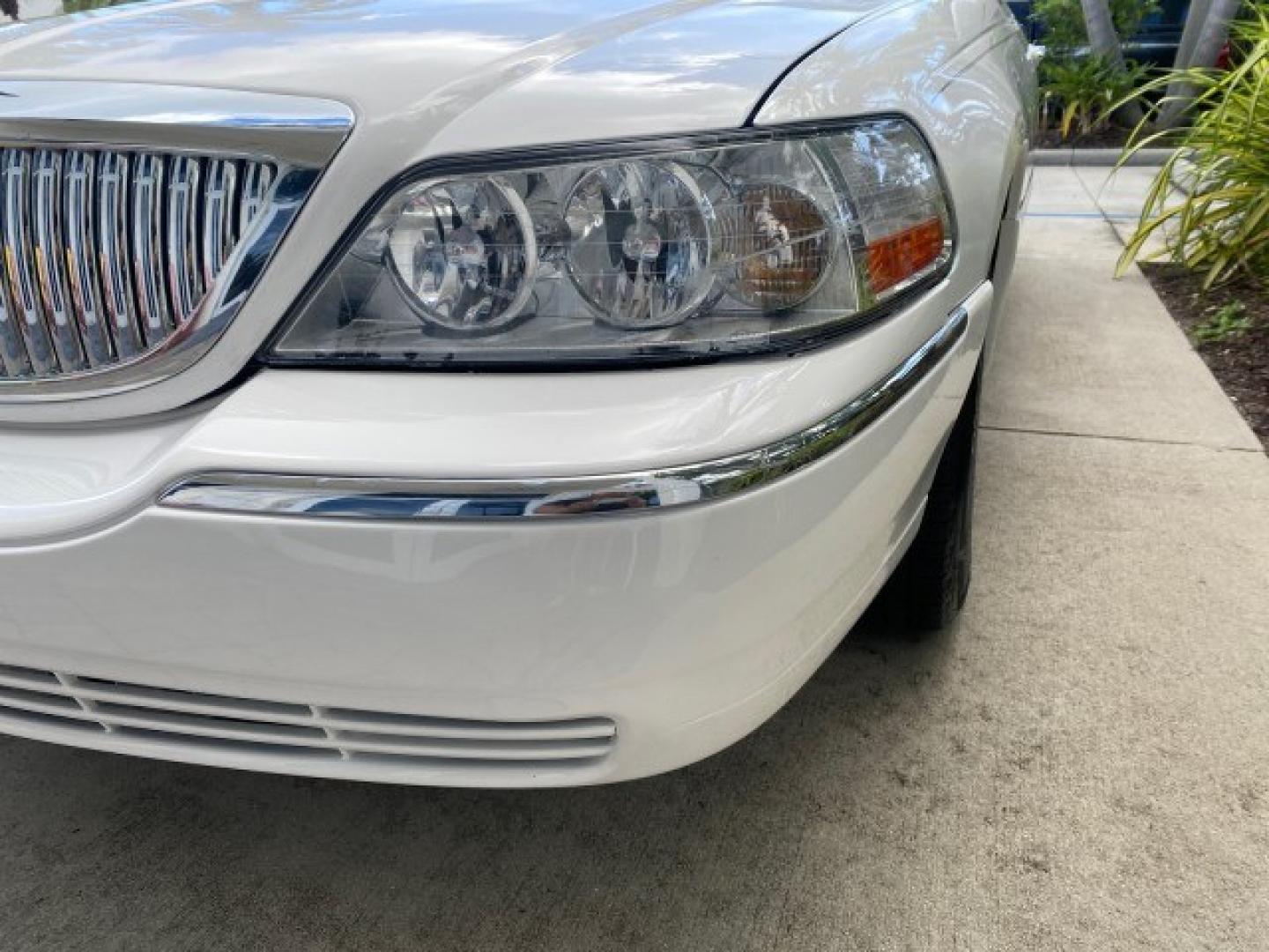 2011 Vibrant White /Light Camel Lincoln Town Car Signature Limited 1 OWNER (2LNBL8CVXBX) with an 4.6L SOHC EFI V8 FFV Engine engine, Automatic transmission, located at 4701 North Dixie Hwy, Pompano Beach, FL, 33064, (954) 422-2889, 26.240938, -80.123474 - OUR WEBPAGE FLORIDACARS1.COM HAS OVER 100 PHOTOS AND FREE CARFAX LINK 2011 Lincoln Town Car Signature Limited Sedan 4 DR 4.6L V8 F SOHC 16V Flex Fuel 24 MPG Rear Wheel Drive Features ABS Brakes Air Conditioning Alloy Wheels AM/FM Stereo Automatic Transmission CD Audio Cruise Control Flex Fuel Vehicl- Photo#88