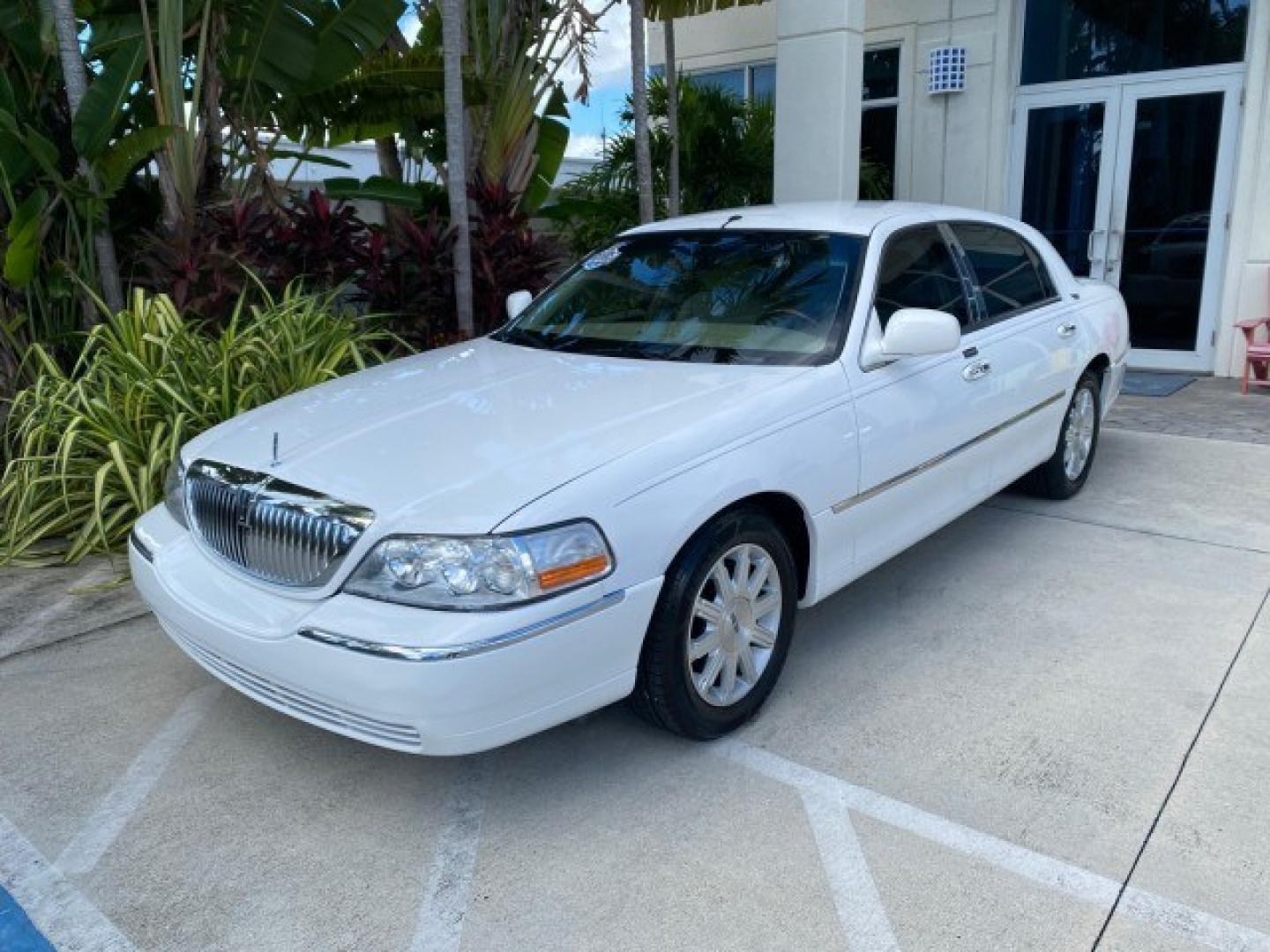 2011 Vibrant White /Light Camel Lincoln Town Car Signature Limited 1 OWNER (2LNBL8CVXBX) with an 4.6L SOHC EFI V8 FFV Engine engine, Automatic transmission, located at 4701 North Dixie Hwy, Pompano Beach, FL, 33064, (954) 422-2889, 26.240938, -80.123474 - OUR WEBPAGE FLORIDACARS1.COM HAS OVER 100 PHOTOS AND FREE CARFAX LINK 2011 Lincoln Town Car Signature Limited Sedan 4 DR 4.6L V8 F SOHC 16V Flex Fuel 24 MPG Rear Wheel Drive Features ABS Brakes Air Conditioning Alloy Wheels AM/FM Stereo Automatic Transmission CD Audio Cruise Control Flex Fuel Vehicl- Photo#95