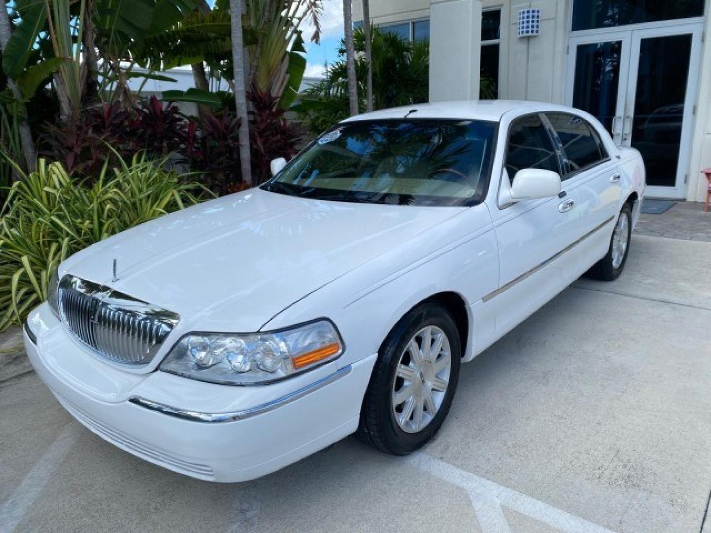 2011 Vibrant White /Light Camel Lincoln Town Car Signature Limited 1 OWNER (2LNBL8CVXBX) with an 4.6L SOHC EFI V8 FFV Engine engine, Automatic transmission, located at 4701 North Dixie Hwy, Pompano Beach, FL, 33064, (954) 422-2889, 26.240938, -80.123474 - OUR WEBPAGE FLORIDACARS1.COM HAS OVER 100 PHOTOS AND FREE CARFAX LINK 2011 Lincoln Town Car Signature Limited Sedan 4 DR 4.6L V8 F SOHC 16V Flex Fuel 24 MPG Rear Wheel Drive Features ABS Brakes Air Conditioning Alloy Wheels AM/FM Stereo Automatic Transmission CD Audio Cruise Control Flex Fuel Vehicl- Photo#96