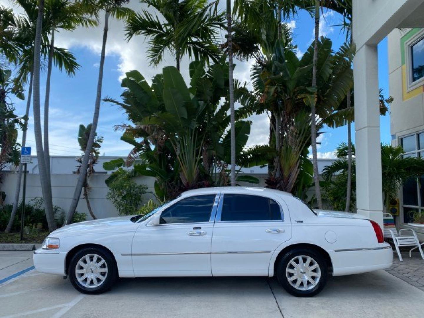 2011 Vibrant White /Light Camel Lincoln Town Car Signature Limited 1 OWNER (2LNBL8CVXBX) with an 4.6L SOHC EFI V8 FFV Engine engine, Automatic transmission, located at 4701 North Dixie Hwy, Pompano Beach, FL, 33064, (954) 422-2889, 26.240938, -80.123474 - OUR WEBPAGE FLORIDACARS1.COM HAS OVER 100 PHOTOS AND FREE CARFAX LINK 2011 Lincoln Town Car Signature Limited Sedan 4 DR 4.6L V8 F SOHC 16V Flex Fuel 24 MPG Rear Wheel Drive Features ABS Brakes Air Conditioning Alloy Wheels AM/FM Stereo Automatic Transmission CD Audio Cruise Control Flex Fuel Vehicl- Photo#97