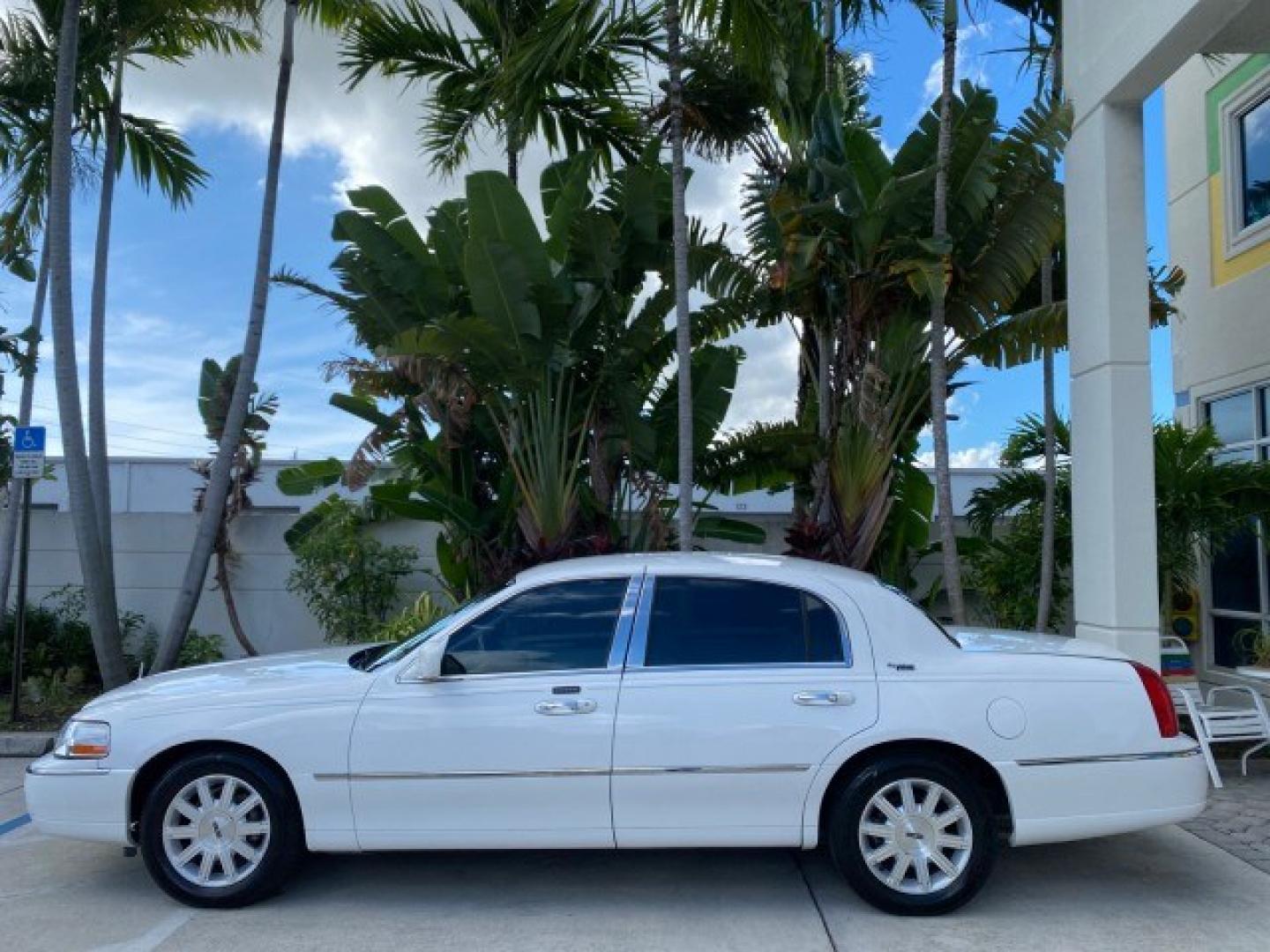 2011 Vibrant White /Light Camel Lincoln Town Car Signature Limited 1 OWNER (2LNBL8CVXBX) with an 4.6L SOHC EFI V8 FFV Engine engine, Automatic transmission, located at 4701 North Dixie Hwy, Pompano Beach, FL, 33064, (954) 422-2889, 26.240938, -80.123474 - OUR WEBPAGE FLORIDACARS1.COM HAS OVER 100 PHOTOS AND FREE CARFAX LINK 2011 Lincoln Town Car Signature Limited Sedan 4 DR 4.6L V8 F SOHC 16V Flex Fuel 24 MPG Rear Wheel Drive Features ABS Brakes Air Conditioning Alloy Wheels AM/FM Stereo Automatic Transmission CD Audio Cruise Control Flex Fuel Vehicl- Photo#98