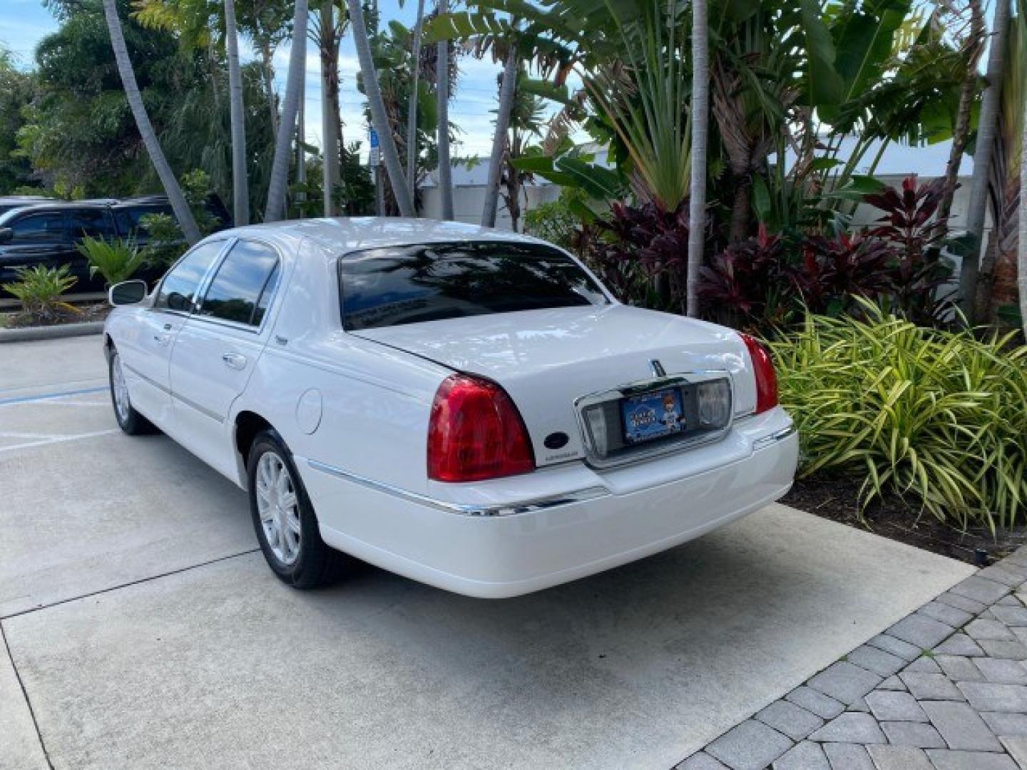 2011 Vibrant White /Light Camel Lincoln Town Car Signature Limited 1 OWNER (2LNBL8CVXBX) with an 4.6L SOHC EFI V8 FFV Engine engine, Automatic transmission, located at 4701 North Dixie Hwy, Pompano Beach, FL, 33064, (954) 422-2889, 26.240938, -80.123474 - OUR WEBPAGE FLORIDACARS1.COM HAS OVER 100 PHOTOS AND FREE CARFAX LINK 2011 Lincoln Town Car Signature Limited Sedan 4 DR 4.6L V8 F SOHC 16V Flex Fuel 24 MPG Rear Wheel Drive Features ABS Brakes Air Conditioning Alloy Wheels AM/FM Stereo Automatic Transmission CD Audio Cruise Control Flex Fuel Vehicl- Photo#99