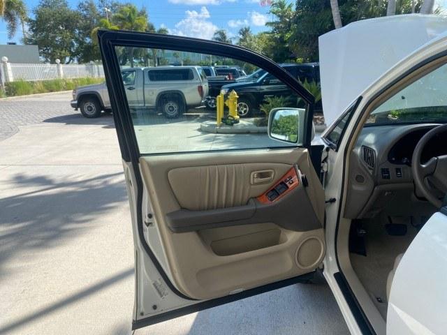 1999 Desert Bronze Metallic /Ivory Lexus RX 300 Luxury SUV LOW MILES 62,417 1 OWNER (JT6GF10U6X0) with an 3.0L Aluminum 24-Valve V6 Engine engine, Automatic transmission, located at 4701 North Dixie Hwy, Pompano Beach, FL, 33064, (954) 422-2889, 26.240938, -80.123474 - OUR WEBPAGE FLORIDACARS1.COM HAS OVER 100 PHOTOS AND FREE CARFAX LINK 1999 Lexus RX 300 1 OWNER 4 Door Wagon/Sport Utility 3.0L V6 F 24V Gasoline 24 MPG Front Wheel Drive Features ABS Brakes Air Conditioning Alloy Wheels AM/FM Stereo Automatic Transmission Cassette Player Cruise Control Full Roof Ra- Photo#9