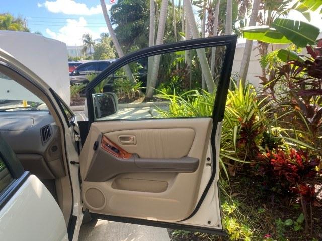 1999 Desert Bronze Metallic /Ivory Lexus RX 300 Luxury SUV LOW MILES 62,417 1 OWNER (JT6GF10U6X0) with an 3.0L Aluminum 24-Valve V6 Engine engine, Automatic transmission, located at 4701 North Dixie Hwy, Pompano Beach, FL, 33064, (954) 422-2889, 26.240938, -80.123474 - OUR WEBPAGE FLORIDACARS1.COM HAS OVER 100 PHOTOS AND FREE CARFAX LINK 1999 Lexus RX 300 1 OWNER 4 Door Wagon/Sport Utility 3.0L V6 F 24V Gasoline 24 MPG Front Wheel Drive Features ABS Brakes Air Conditioning Alloy Wheels AM/FM Stereo Automatic Transmission Cassette Player Cruise Control Full Roof Ra- Photo#11
