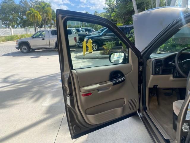 2005 Bronzemist Metallic /Neutral Chevrolet Venture LS LOW MILES 48,285 (1GNDV23E45D) with an 3.4L 3400 V6 SFI Engine engine, Automatic transmission, located at 4701 North Dixie Hwy, Pompano Beach, FL, 33064, (954) 422-2889, 26.240938, -80.123474 - OUR WEBPAGE FLORIDACARS1.COM HAS OVER 100 PHOTOS AND FREE CARFAX LINK 2005 Chevrolet Venture LS Van 3.4L V6 F Gasoline 26 MPG Front Wheel Drive Features ABS Brakes Air Conditioning Alloy Wheels AM/FM Stereo Automatic Transmission CD Audio Cloth Seats Cruise Control Parking Sensors Power Locks Roof R- Photo#9