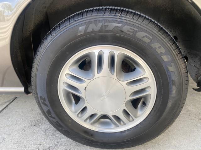 2005 Bronzemist Metallic /Neutral Chevrolet Venture LS LOW MILES 48,285 (1GNDV23E45D) with an 3.4L 3400 V6 SFI Engine engine, Automatic transmission, located at 4701 North Dixie Hwy, Pompano Beach, FL, 33064, (954) 422-2889, 26.240938, -80.123474 - OUR WEBPAGE FLORIDACARS1.COM HAS OVER 100 PHOTOS AND FREE CARFAX LINK 2005 Chevrolet Venture LS Van 3.4L V6 F Gasoline 26 MPG Front Wheel Drive Features ABS Brakes Air Conditioning Alloy Wheels AM/FM Stereo Automatic Transmission CD Audio Cloth Seats Cruise Control Parking Sensors Power Locks Roof R- Photo#61