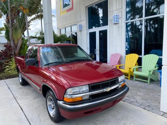 2000 Dark Cherry Red Metallic /Medium Gray Chevrolet S-10 LS LOW MILES 74,811 X CAB (1GCCS1956Y8) with an 2.2L Vortec 1000 SFI Gas/ethanol Flex-Fuel L4 Engine engine, Automatic transmission, located at 4701 North Dixie Hwy, Pompano Beach, FL, 33064, (954) 422-2889, 26.240938, -80.123474 - OUR WEBPAGE FLORIDACARS1.COM HAS OVER 100 PHOTOS AND FREE CARFAX LINK 2000 Chevrolet S-10 Club Cab Pickup 2.2L I4 F Flex Fuel 29 MPG Rear Wheel Drive Features ABS Brakes Air Conditioning Alloy Wheels AM/FM Stereo Automatic Transmission CD Audio Cloth Seats Cruise Control 2000 Chevrolet S-10 Extended- Photo#1