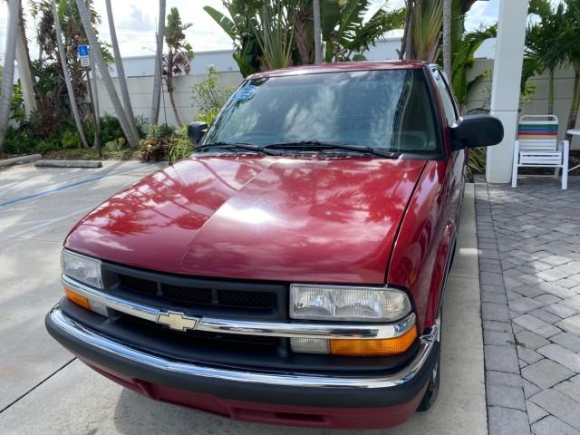 2000 Dark Cherry Red Metallic /Medium Gray Chevrolet S-10 LS LOW MILES 74,811 X CAB (1GCCS1956Y8) with an 2.2L Vortec 1000 SFI Gas/ethanol Flex-Fuel L4 Engine engine, Automatic transmission, located at 4701 North Dixie Hwy, Pompano Beach, FL, 33064, (954) 422-2889, 26.240938, -80.123474 - OUR WEBPAGE FLORIDACARS1.COM HAS OVER 100 PHOTOS AND FREE CARFAX LINK 2000 Chevrolet S-10 Club Cab Pickup 2.2L I4 F Flex Fuel 29 MPG Rear Wheel Drive Features ABS Brakes Air Conditioning Alloy Wheels AM/FM Stereo Automatic Transmission CD Audio Cloth Seats Cruise Control 2000 Chevrolet S-10 Extended- Photo#3