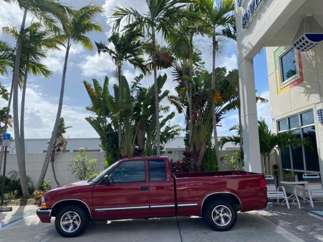 2000 Dark Cherry Red Metallic /Medium Gray Chevrolet S-10 LS LOW MILES 74,811 X CAB (1GCCS1956Y8) with an 2.2L Vortec 1000 SFI Gas/ethanol Flex-Fuel L4 Engine engine, Automatic transmission, located at 4701 North Dixie Hwy, Pompano Beach, FL, 33064, (954) 422-2889, 26.240938, -80.123474 - OUR WEBPAGE FLORIDACARS1.COM HAS OVER 100 PHOTOS AND FREE CARFAX LINK 2000 Chevrolet S-10 Club Cab Pickup 2.2L I4 F Flex Fuel 29 MPG Rear Wheel Drive Features ABS Brakes Air Conditioning Alloy Wheels AM/FM Stereo Automatic Transmission CD Audio Cloth Seats Cruise Control 2000 Chevrolet S-10 Extended- Photo#4