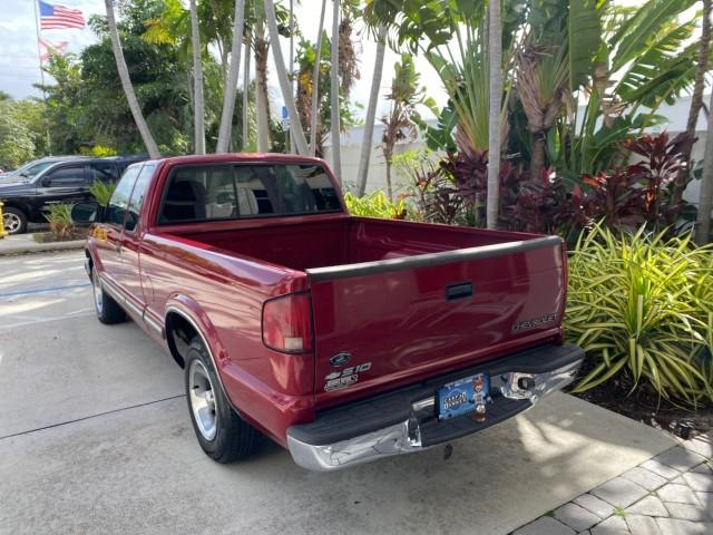 2000 Dark Cherry Red Metallic /Medium Gray Chevrolet S-10 LS LOW MILES 74,811 X CAB (1GCCS1956Y8) with an 2.2L Vortec 1000 SFI Gas/ethanol Flex-Fuel L4 Engine engine, Automatic transmission, located at 4701 North Dixie Hwy, Pompano Beach, FL, 33064, (954) 422-2889, 26.240938, -80.123474 - OUR WEBPAGE FLORIDACARS1.COM HAS OVER 100 PHOTOS AND FREE CARFAX LINK 2000 Chevrolet S-10 Club Cab Pickup 2.2L I4 F Flex Fuel 29 MPG Rear Wheel Drive Features ABS Brakes Air Conditioning Alloy Wheels AM/FM Stereo Automatic Transmission CD Audio Cloth Seats Cruise Control 2000 Chevrolet S-10 Extended- Photo#5