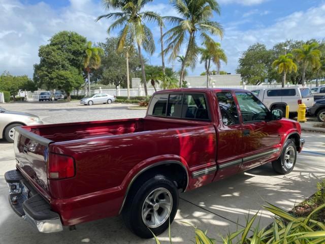 2000 Dark Cherry Red Metallic /Medium Gray Chevrolet S-10 LS LOW MILES 74,811 X CAB (1GCCS1956Y8) with an 2.2L Vortec 1000 SFI Gas/ethanol Flex-Fuel L4 Engine engine, Automatic transmission, located at 4701 North Dixie Hwy, Pompano Beach, FL, 33064, (954) 422-2889, 26.240938, -80.123474 - OUR WEBPAGE FLORIDACARS1.COM HAS OVER 100 PHOTOS AND FREE CARFAX LINK 2000 Chevrolet S-10 Club Cab Pickup 2.2L I4 F Flex Fuel 29 MPG Rear Wheel Drive Features ABS Brakes Air Conditioning Alloy Wheels AM/FM Stereo Automatic Transmission CD Audio Cloth Seats Cruise Control 2000 Chevrolet S-10 Extended- Photo#7