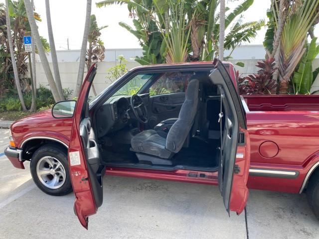 2000 Dark Cherry Red Metallic /Medium Gray Chevrolet S-10 LS LOW MILES 74,811 X CAB (1GCCS1956Y8) with an 2.2L Vortec 1000 SFI Gas/ethanol Flex-Fuel L4 Engine engine, Automatic transmission, located at 4701 North Dixie Hwy, Pompano Beach, FL, 33064, (954) 422-2889, 26.240938, -80.123474 - OUR WEBPAGE FLORIDACARS1.COM HAS OVER 100 PHOTOS AND FREE CARFAX LINK 2000 Chevrolet S-10 Club Cab Pickup 2.2L I4 F Flex Fuel 29 MPG Rear Wheel Drive Features ABS Brakes Air Conditioning Alloy Wheels AM/FM Stereo Automatic Transmission CD Audio Cloth Seats Cruise Control 2000 Chevrolet S-10 Extended- Photo#13