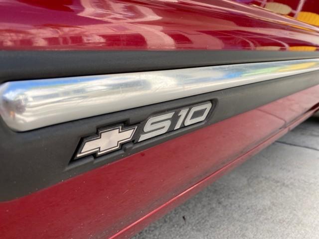2000 Dark Cherry Red Metallic /Medium Gray Chevrolet S-10 LS LOW MILES 74,811 X CAB (1GCCS1956Y8) with an 2.2L Vortec 1000 SFI Gas/ethanol Flex-Fuel L4 Engine engine, Automatic transmission, located at 4701 North Dixie Hwy, Pompano Beach, FL, 33064, (954) 422-2889, 26.240938, -80.123474 - OUR WEBPAGE FLORIDACARS1.COM HAS OVER 100 PHOTOS AND FREE CARFAX LINK 2000 Chevrolet S-10 Club Cab Pickup 2.2L I4 F Flex Fuel 29 MPG Rear Wheel Drive Features ABS Brakes Air Conditioning Alloy Wheels AM/FM Stereo Automatic Transmission CD Audio Cloth Seats Cruise Control 2000 Chevrolet S-10 Extended- Photo#28