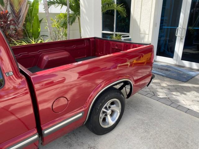 2000 Dark Cherry Red Metallic /Medium Gray Chevrolet S-10 LS LOW MILES 74,811 X CAB (1GCCS1956Y8) with an 2.2L Vortec 1000 SFI Gas/ethanol Flex-Fuel L4 Engine engine, Automatic transmission, located at 4701 North Dixie Hwy, Pompano Beach, FL, 33064, (954) 422-2889, 26.240938, -80.123474 - OUR WEBPAGE FLORIDACARS1.COM HAS OVER 100 PHOTOS AND FREE CARFAX LINK 2000 Chevrolet S-10 Club Cab Pickup 2.2L I4 F Flex Fuel 29 MPG Rear Wheel Drive Features ABS Brakes Air Conditioning Alloy Wheels AM/FM Stereo Automatic Transmission CD Audio Cloth Seats Cruise Control 2000 Chevrolet S-10 Extended- Photo#51