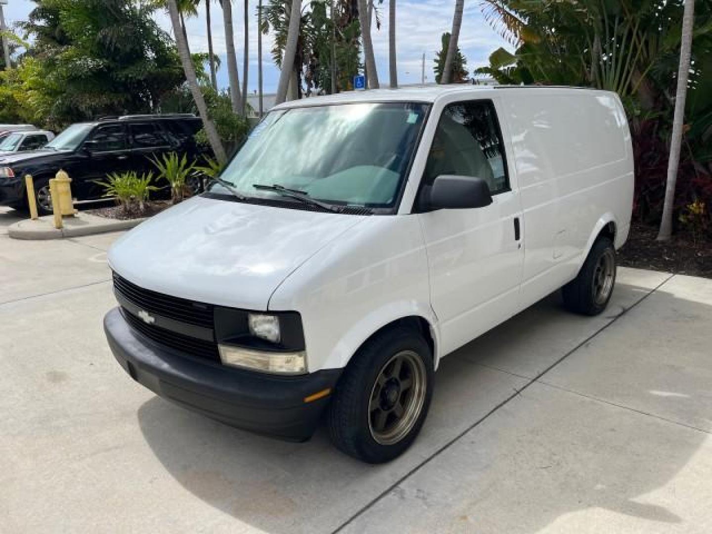 2005 Summit White /Medium Gray Chevrolet Astro Cargo Van LOW MILES 82,583 (1GCDM19X45B) with an 4.3L Vortec 4300 V6 MFI Engine engine, Automatic transmission, located at 4701 North Dixie Hwy, Pompano Beach, FL, 33064, (954) 422-2889, 26.240938, -80.123474 - OUR WEBPAGE FLORIDACARS1.COM HAS OVER 100 PHOTOS AND FREE CARFAX LINK 2005 CHEVROLET ASTRO ROAD READY WORK READY VIN: 1GCDM19X45B109424 NO ACCIDENTS NO RECALLS VAN LOW MILES 82,583 4.3L V6 F FLORIDA OWNER 4.3L V6 GASOLINE 4 SERVICE RECORDS REAR WHEEL DRIVE Anti-Theft System Automatic Climate Control - Photo#3