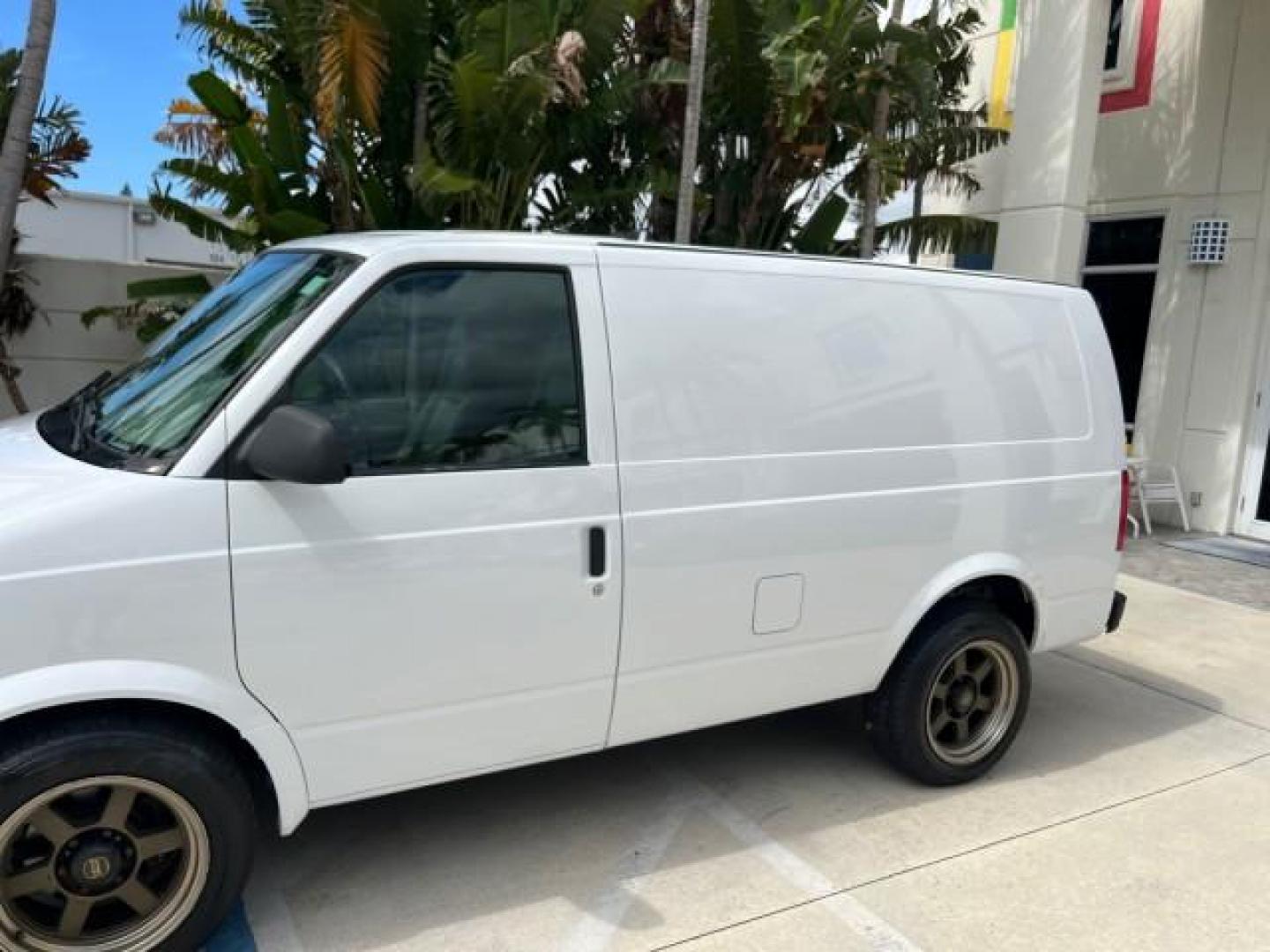 2005 Summit White /Medium Gray Chevrolet Astro Cargo Van LOW MILES 82,583 (1GCDM19X45B) with an 4.3L Vortec 4300 V6 MFI Engine engine, Automatic transmission, located at 4701 North Dixie Hwy, Pompano Beach, FL, 33064, (954) 422-2889, 26.240938, -80.123474 - OUR WEBPAGE FLORIDACARS1.COM HAS OVER 100 PHOTOS AND FREE CARFAX LINK 2005 CHEVROLET ASTRO ROAD READY WORK READY VIN: 1GCDM19X45B109424 NO ACCIDENTS NO RECALLS VAN LOW MILES 82,583 4.3L V6 F FLORIDA OWNER 4.3L V6 GASOLINE 4 SERVICE RECORDS REAR WHEEL DRIVE Anti-Theft System Automatic Climate Control - Photo#78